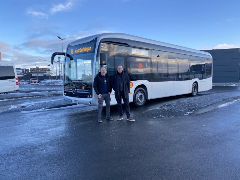 Sævar Baldursson, framkvæmdastjóri Bus4U og Guðlaugur H. Sigurjónsson, sviðsstjóri umhverfissviðs v…