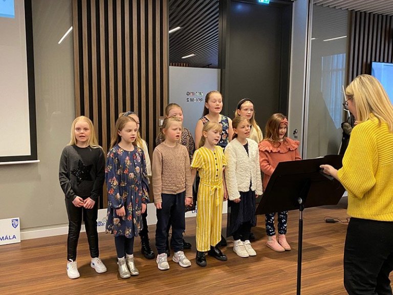 Regnbogaraddir Keflavíkurkirkju.