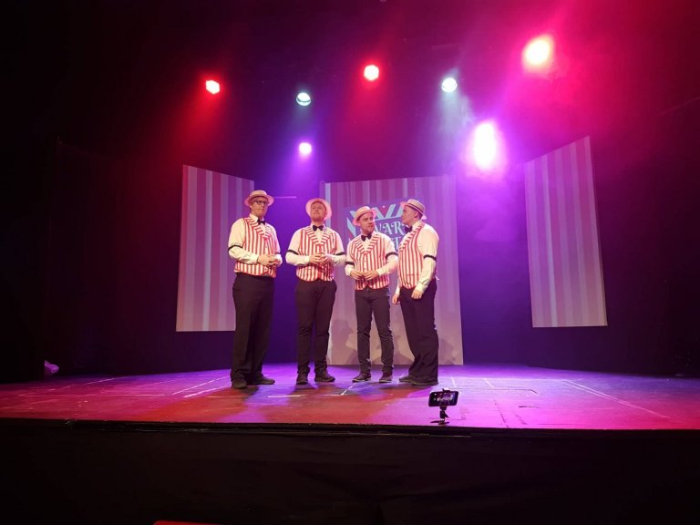 Frá æfingu revíunnar Allir á trúnó! Ljósmynd: LK