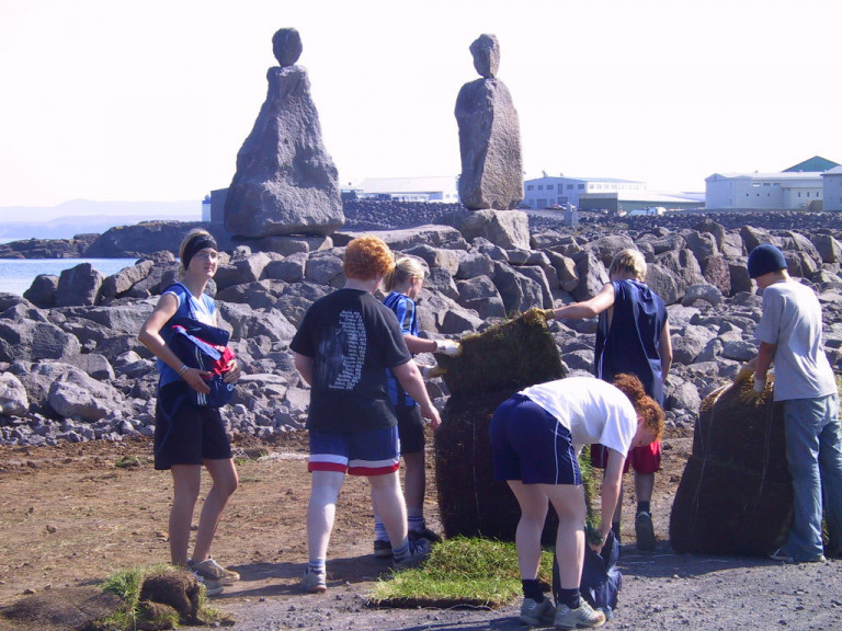 Unglingar í vinnuskólanum við störf að fegrun bæjarsins. Ljósmynd: Myndasafn Reykjanesbæjar