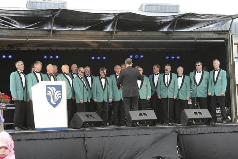 Karlakór Keflavíkur á hátíðarsviðinu.