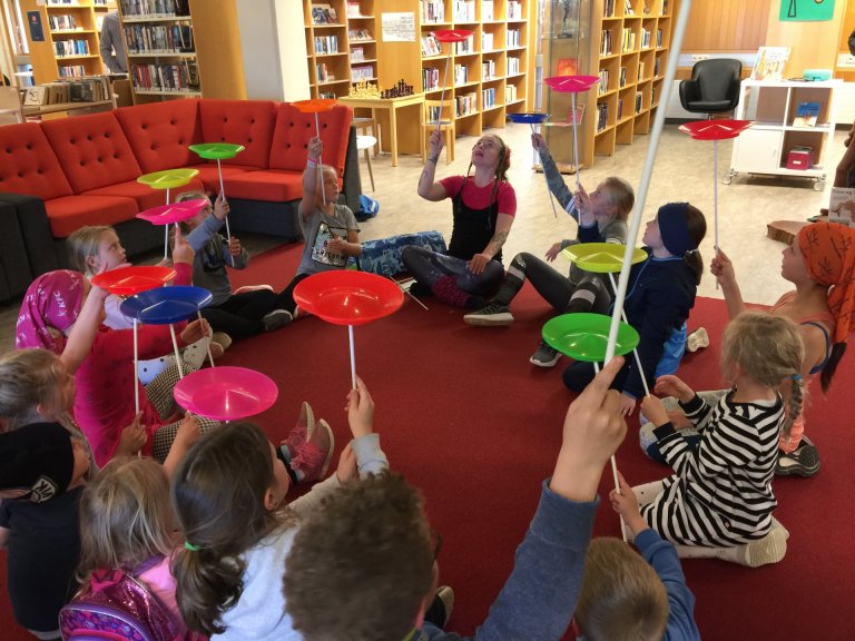 Frá skemmtilegum viðburði í Bókasafni Reykjanesbæjar. Ljósmynd: Bókasafn Reykjanesbæjar