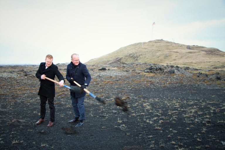 Rúnar Sigurvinsson og Kjartan Már Kjartansson taka fyrstu skóflustungu.