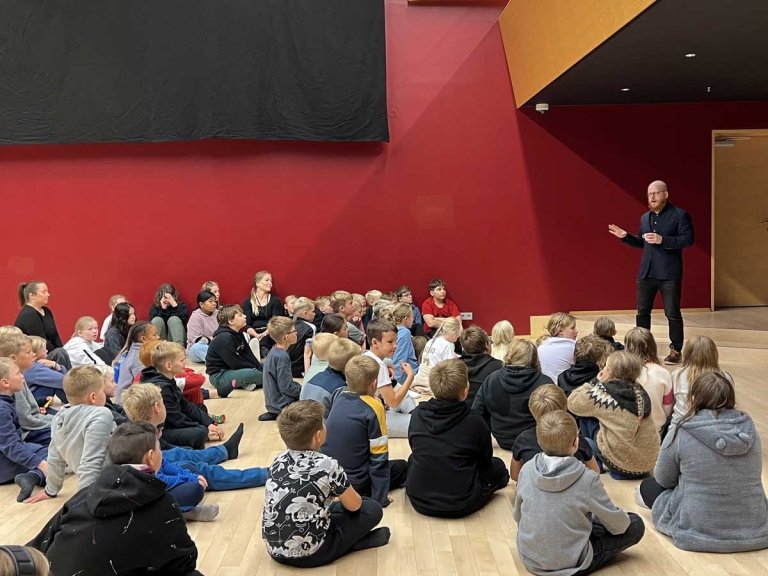 Ljósmynd tekin í Stapa þegar Ævar Þór heimsótti nemendur í 5. og 6.bekk Holtaskóla