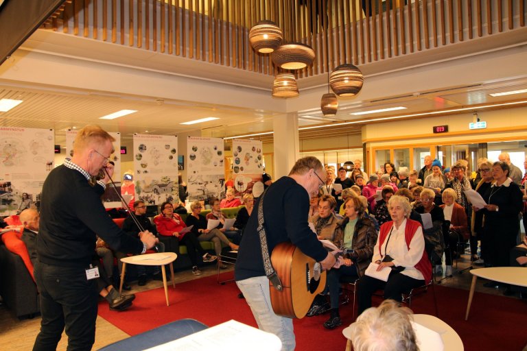 Frá söngstund í Ráðhúsinu í gær, sem fólk fjölmennti á og söng af innlifun með undirspili sveitar s…