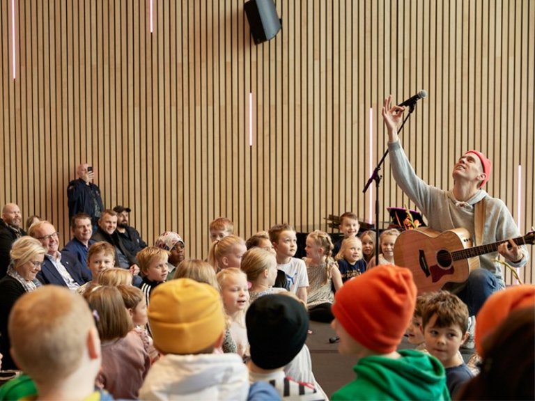 Jón Jónsson spilar og syngur fyrir gesti eins og honum er einum lagið.