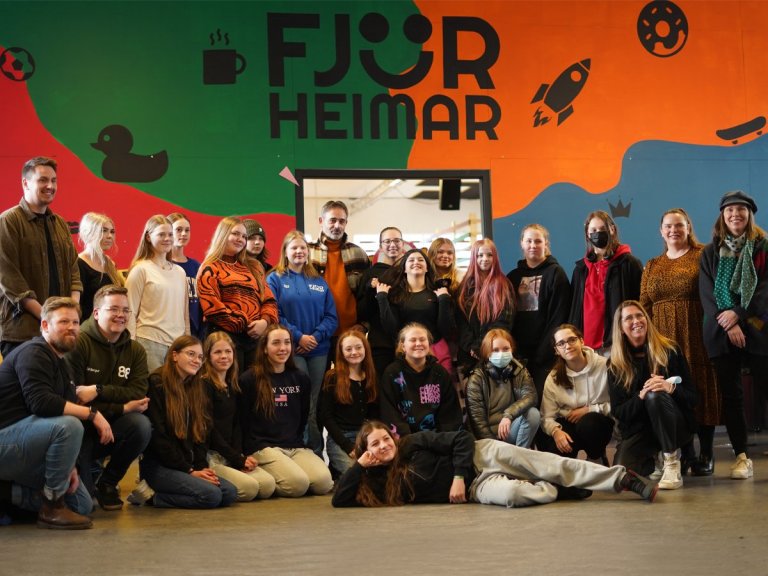 Stelpur í 8-9 bekk úr grunnskólum Reykjanesbæjar ásamt fulltrúum RIFF, starfsfólki Fjörheima og kvi…