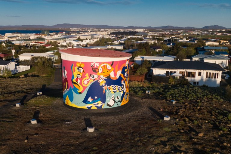 Á þessari mynd sést glöggt hversu mikið prýði er af listaverki Toyista á vatnstankinum. Ljósmynd OZ…