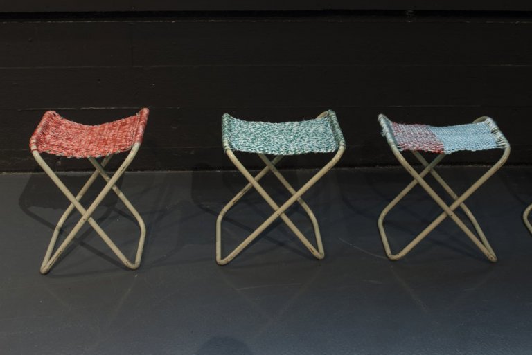 Þráðlausar gefa gömlum og oft ónýtum húsgögnum nýtt líf með því að vefa inn í þau endurnýttan textí…