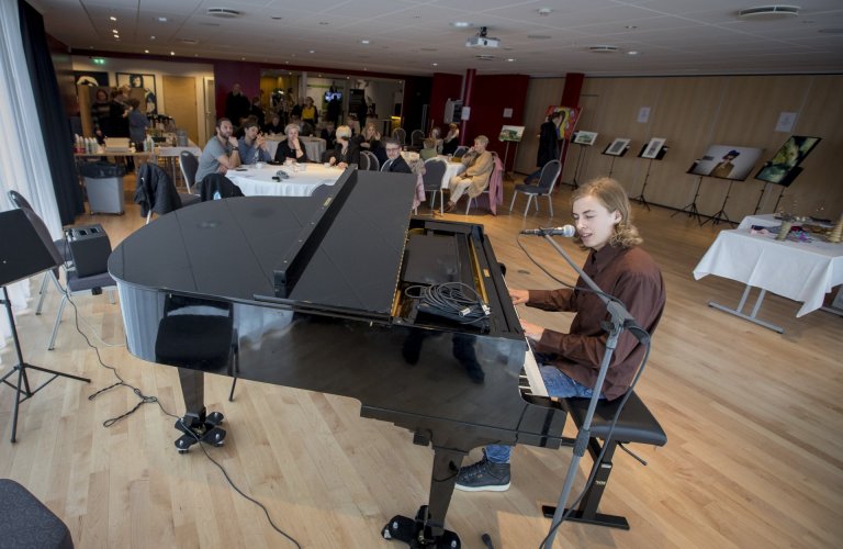 Myndatexti: Már Gunnarsson píanónemandi nýtti tækifærið og spilaði fyrir gesti kaffihúss og listmar…