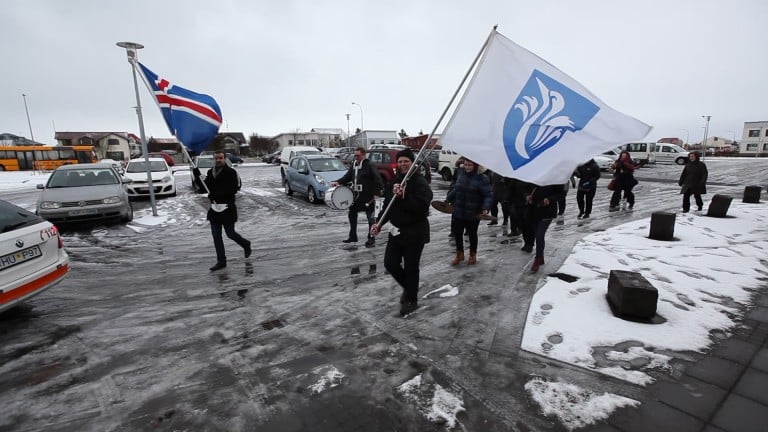 Skrúðganga yfir í Hljómahöll.