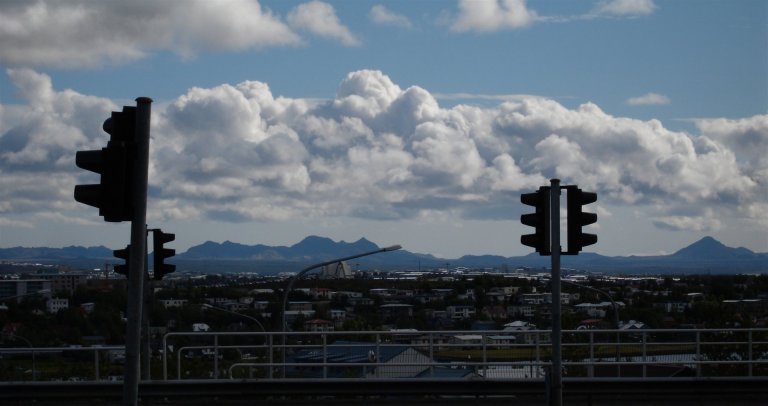 Keilir i hafi umferðarljósa. Ljósmynd: Wikimedia (Keilir from Reykjavik)