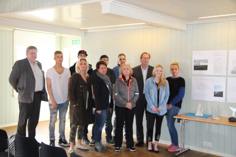 Nemendurnir ásamt skólastjóra FS og aðstandendum samkeppninnar.