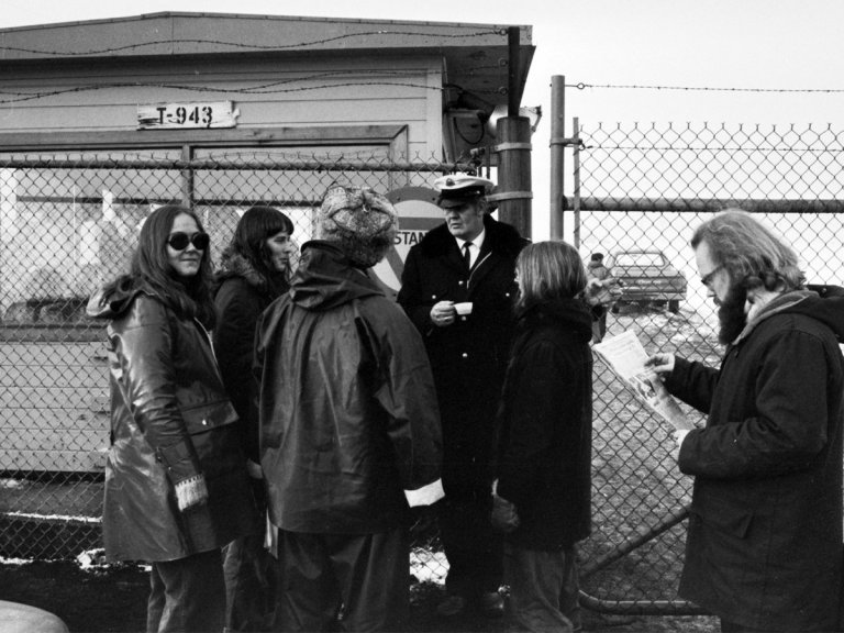 Frá mótmælum Samtaka hernaðarandstæðinga 1976 við eitt af hliðunum inn á Völlinn.
Ljósmyndari: Hei…