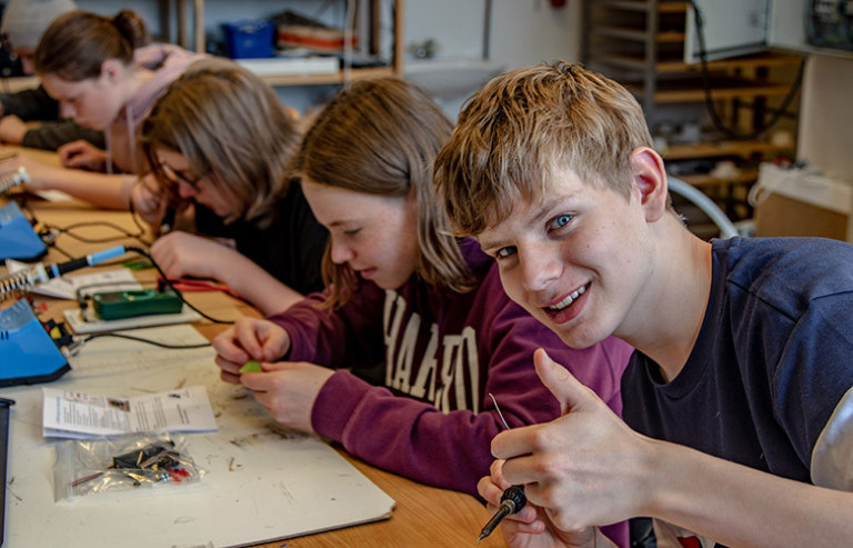 Unglingar í Vinnuskólanum kynnast rafiðn í verknámssmiðjum. Ljósmynd: Víkurfréttir