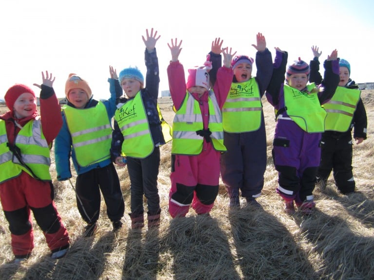 Hamingjusöm börn á Holti.