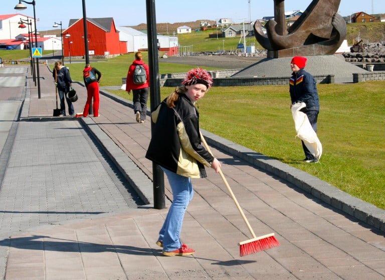Nemendur vinnuskóla taka til hendinni á Hafnargötu.