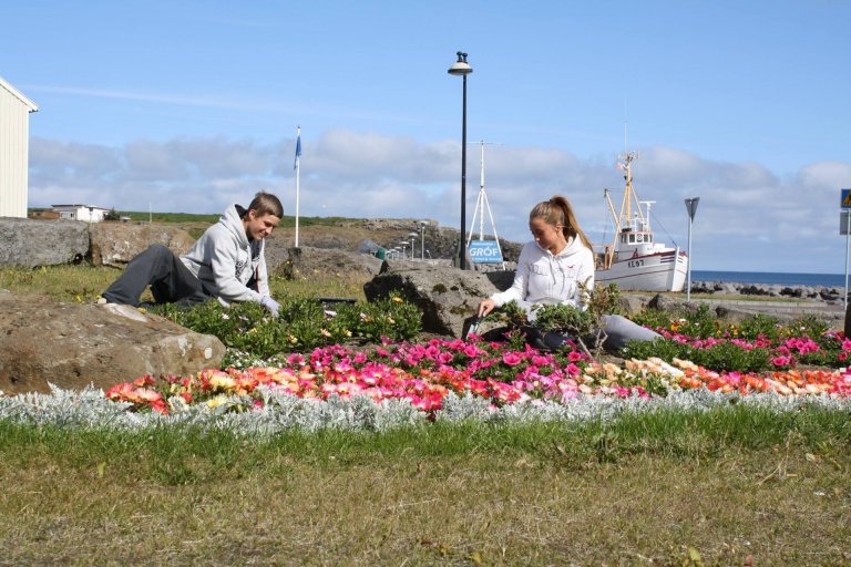 Ungmenni að störfum í vinnuskólanum.